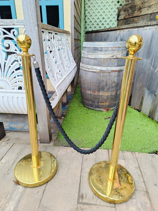 Lot 024: Stanchions and rope